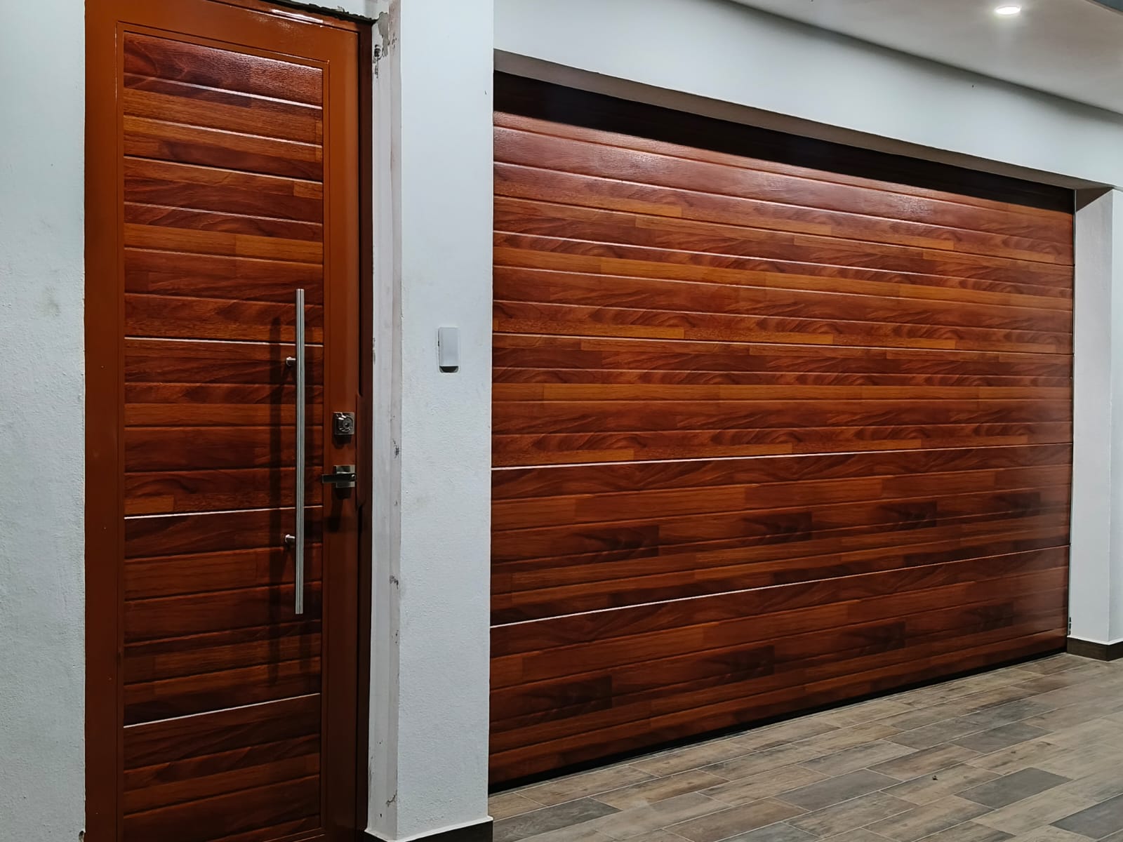 Portón seccional con acabado madera, vista interior